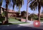 Immagine di Palm strada alberata nel quartiere Los Angeles California USA, 1976, secondo 11 filmato di repertorio 65675033263