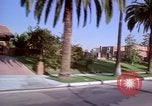 Immagine di Palm strada alberata nel quartiere Los Angeles California USA, 1976, secondo 12 filmato di repertorio 65675033263