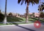 Immagine di Palm strada alberata nel quartiere Los Angeles California USA, 1976, secondo 13 filmato di repertorio 65675033263