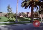 Immagine di Palm strada alberata nel quartiere Los Angeles California USA, 1976, secondo 14 filmato di repertorio 65675033263