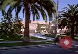 Immagine di Palm strada alberata nel quartiere Los Angeles California USA, 1976, secondo 16 filmato di repertorio 65675033263