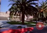 Immagine di Palm strada alberata nel quartiere Los Angeles California USA, 1976, secondo 17 filmato di repertorio 65675033263