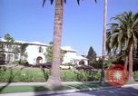 Immagine di Palm strada alberata nel quartiere Los Angeles California USA, 1976, secondo 32 filmato di repertorio 65675033263