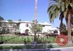 Immagine di Palm strada alberata nel quartiere Los Angeles California USA, 1976, secondo 33 filmato di repertorio 65675033263