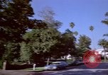 Immagine di Palm strada alberata nel quartiere Los Angeles California USA, 1976, secondo 46 filmato di repertorio 65675033263