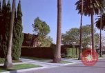 Immagine di Palm strada alberata nel quartiere Los Angeles California USA, 1976, secondo 58 filmato di repertorio 65675033263