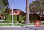 Immagine di Palm strada alberata nel quartiere Los Angeles California USA, 1976, secondo 61 filmato di repertorio 65675033263