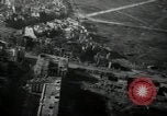 Immagine di Vista aerea dei danni della seconda guerra mondiale Berlino Germania, 1947, secondo 15 filmato di repertorio 65675033264
