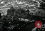 Immagine di Vista aerea dei danni della seconda guerra mondiale Berlino Germania, 1947, secondo 20 filmato di repertorio 65675033264
