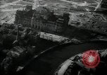 Immagine di Vista aerea dei danni della seconda guerra mondiale Berlino Germania, 1947, secondo 21 filmato di repertorio 65675033264