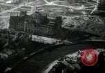 Immagine di Vista aerea dei danni della seconda guerra mondiale Berlino Germania, 1947, secondo 22 filmato di repertorio 65675033264