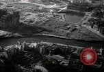 Immagine di Vista aerea dei danni della seconda guerra mondiale Berlino Germania, 1947, secondo 25 filmato di repertorio 65675033264