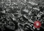 Immagine di Vista aerea dei danni della seconda guerra mondiale Berlino Germania, 1947, secondo 56 filmato di repertorio 65675033264