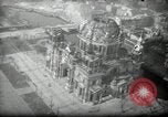 Immagine di Vedute aeree di guerra gli edifici danneggiati Berlino Germania, 1947, secondo 49 filmato di repertorio 65675033265