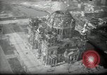 Immagine di Vedute aeree di guerra gli edifici danneggiati Berlino Germania, 1947, secondo 50 filmato di repertorio 65675033265