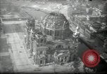 Immagine di Vedute aeree di guerra gli edifici danneggiati Berlino Germania, 1947, secondo 51 filmato di repertorio 65675033265