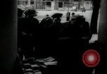 Immagine di Edicola nel settore britannico di Berlino Berlino Germania, 1947, secondo 28 filmato di repertorio 65675033268