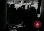 Immagine di Edicola nel settore britannico di Berlino Berlino Germania, 1947, secondo 29 filmato di repertorio 65675033268