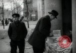 Immagine di Edicola nel settore britannico di Berlino Berlino Germania, 1947, secondo 41 filmato di repertorio 65675033268