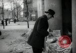 Immagine di Edicola nel settore britannico di Berlino Berlino Germania, 1947, secondo 43 filmato di repertorio 65675033268