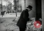 Immagine di Edicola nel settore britannico di Berlino Berlino Germania, 1947, secondo 45 filmato di repertorio 65675033268