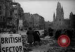 Immagine di Donne tedesche che liberano le macerie a Berlino Berlino Germania, 1947, secondo 6 filmato di repertorio 65675033269