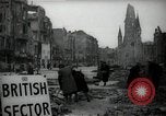 Immagine di Donne tedesche che liberano le macerie a Berlino Berlino Germania, 1947, secondo 7 filmato di repertorio 65675033269