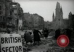 Immagine di Donne tedesche che liberano le macerie a Berlino Berlino Germania, 1947, secondo 8 filmato di repertorio 65675033269