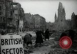 Immagine di Donne tedesche che liberano le macerie a Berlino Berlino Germania, 1947, secondo 9 filmato di repertorio 65675033269
