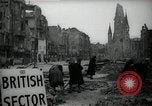 Immagine di Donne tedesche che liberano le macerie a Berlino Berlino Germania, 1947, secondo 10 filmato di repertorio 65675033269