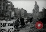 Immagine di Donne tedesche che liberano le macerie a Berlino Berlino Germania, 1947, secondo 11 filmato di repertorio 65675033269