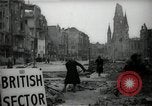 Immagine di Donne tedesche che liberano le macerie a Berlino Berlino Germania, 1947, secondo 15 filmato di repertorio 65675033269