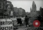 Immagine di Donne tedesche che liberano le macerie a Berlino Berlino Germania, 1947, secondo 17 filmato di repertorio 65675033269