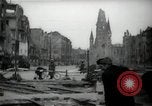 Immagine di Donne tedesche che liberano le macerie a Berlino Berlino Germania, 1947, secondo 24 filmato di repertorio 65675033269