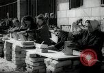 Immagine di Donne tedesche che liberano le macerie a Berlino Berlino Germania, 1947, secondo 58 filmato di repertorio 65675033269
