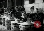 Immagine di Donne tedesche che liberano le macerie a Berlino Berlino Germania, 1947, secondo 59 filmato di repertorio 65675033269