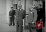 Immagine di Dwight D Eisenhower e Winston Churchill Washington DC USA, 1953, secondo 15 filmato di repertorio 65675033296