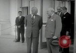 Immagine di Dwight D Eisenhower e Winston Churchill Washington DC USA, 1953, secondo 16 filmato di repertorio 65675033296