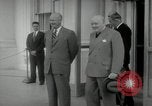 Immagine di Dwight D Eisenhower e Winston Churchill Washington DC USA, 1953, secondo 17 filmato di repertorio 65675033296