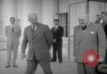 Immagine di Dwight D Eisenhower e Winston Churchill Washington DC USA, 1953, secondo 20 filmato di repertorio 65675033296