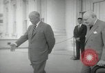 Immagine di Dwight D Eisenhower e Winston Churchill Washington DC USA, 1953, secondo 21 filmato di repertorio 65675033296