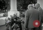 Immagine di Dwight D Eisenhower e Winston Churchill Washington DC USA, 1953, secondo 33 filmato di repertorio 65675033296