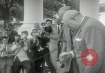 Immagine di Dwight D Eisenhower e Winston Churchill Washington DC USA, 1953, secondo 42 filmato di repertorio 65675033296