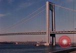 Immagine di Verrazzano Narrows Bridge Brooklyn New York City USA, 1971, secondo 38 filmato di repertorio 65675033334