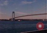Immagine di Verrazzano Narrows Bridge Brooklyn New York City USA, 1971, secondo 55 filmato di repertorio 65675033334