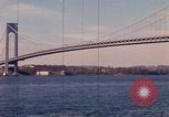 Immagine di Ponte di Verrazzano Brooklyn New York City USA, 1965, secondo 48 filmato di repertorio 65675033336