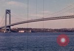 Immagine di Ponte di Verrazzano Brooklyn New York City USA, 1965, secondo 49 filmato di repertorio 65675033336