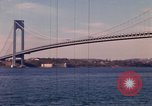 Immagine di Ponte di Verrazzano Brooklyn New York City USA, 1965, secondo 50 filmato di repertorio 65675033336