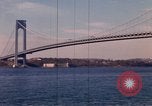 Immagine di Ponte di Verrazzano Brooklyn New York City USA, 1965, secondo 54 filmato di repertorio 65675033336