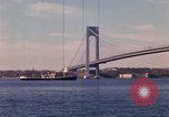 Immagine di Ponte di Verrazzano Brooklyn New York City USA, 1965, secondo 56 filmato di repertorio 65675033336